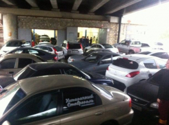 Из-за страха попасть под удары града автомобилисты потеснили друг друга под мостом в Ставрополе