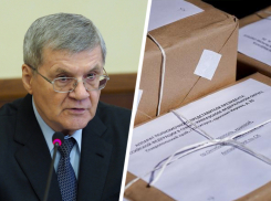 В больницы СКФО поступают купленные полпредом Юрием Чайкой средства защиты медиков