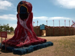 Огромный Кубок мира по футболу из соломы появился под Ставрополем