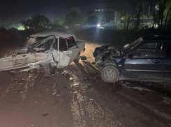 Два человека попали в больницу из-за лобового столкновения на Ставрополье 