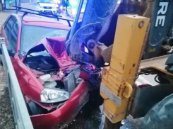  В Ставрополе авто всмятку врезалось в трактор. Водитель в больнице 