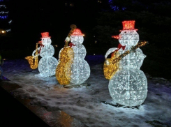 «ГИБДД-шная» елка и семья светящихся снеговиков появились на улицах Ставрополя