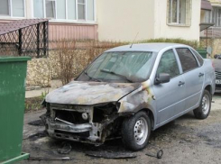 Возгорание автомобиля пенсионеров в Ставрополе попало на видео