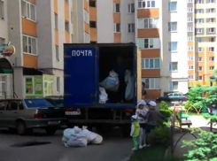 Небрежная разгрузка посылок на почте России вызвала возмущение жителей Ставрополя и попала на видео