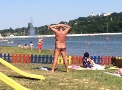 Мужчина в спущенных плавках загорал на детском пляже Ставрополя и возмутил отдыхающих