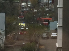 На пути спешащих к пылающей квартире реанимобиля и пожарных стали припаркованные во дворе автомобили