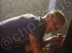 В Михайловске неадекватный мужчина лег отдыхать посреди проезжей части