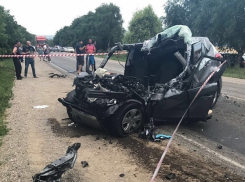 Женщина за рулем «Хендай» и мужчина-пассажир погибли в страшном лобовом столкновении с эвакуатором под Пятигорском