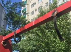 После жалобы в «Блокнот» в Ставрополе снесли травмоопасные качели 