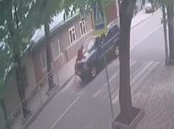 Появилось видео со сбитой на пешеходном переходе женщиной  в Ессентуках