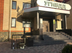 Активисты принесли золотой унитаз и клетку к зданию ГИБДД Ставрополья