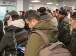 Жуткая очередь в аэропорту Минвод образовалась на паспортном контроле