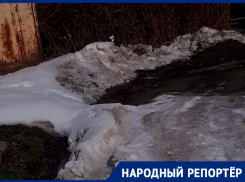 В Ставрополе из прорванной трубы на улицу месяцами льется вода