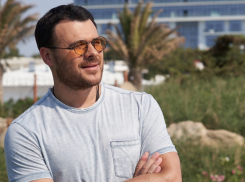 Отморозил уши и поужинал Дошираком: певец Emin проездом побывал в Минводах