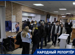 «За что главврачу платят 136 тысяч?»: огромные очереди в поликлинике №6 взбесили ставропольцев
