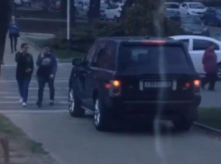 Ехавший по тротуару габаритный внедорожник напугал пешеходов в центре Ставрополя