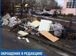Целые «баррикады» из мусора ограждают детскую площадку от внешнего мира в Ставрополе