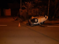 В центре Ставрополя в результате аварии перевернулся автомобиль 