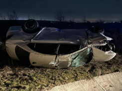 Иномарка съехала с дороги и перевернулась на Ставрополье: водитель погибла на месте