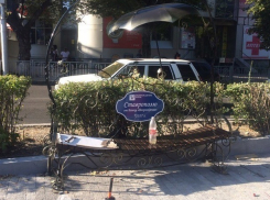 Необычные лавочки с зонтиками и фонарями установили в центре Ставрополя