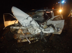 Два человека пострадали после жесткого тройного ДТП с КамАЗом на Ставрополье 
