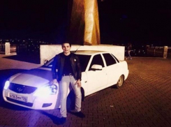 Очередной любитель красивых фотоснимков заехал на «Приоре» к памятнику солдату в Ставрополе