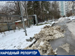 Жители улицы Ленина в Ставрополе пожаловались на сугробы снега и управляющую компанию