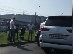 Белый «Лексус» не поделил дорогу с «Опелем» на проспекте Кулакова в Ставрополе