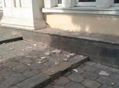 Летящие камни с крыши и фасада здания угрожают безопасности жителей Ставрополя