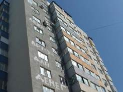 Требование зарплаты у «Лехи и Армена» оставили рабочие прямо на стене одной из многоэтажек Ставрополя