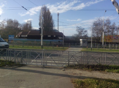 Жителей северо-западного района возмутил закрытый забором переход между двумя остановками