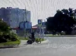 Смешное падение велосипедиста-нарушителя после пересечения «зебры» попало на видео в Ставрополе