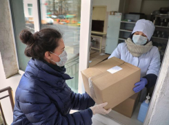 Ставропольские волонтеры раздают продуктовые наборы школьникам и пенсионерам