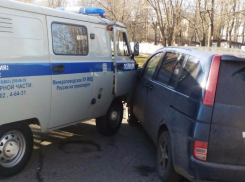 В Минеральных Водах священник на «Тойоте» врезался в полицейский УАЗ с заключенными