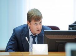 «Человека, который уже был под подозрением, ставить на должность министра странно», – эксперт о домашнем аресте министра Васильева