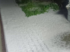 Появились кадры мощного града в Предгорном округе и Пятигорске