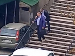 Летящей походкой? Двойника главврача Кировской Рб засняли мертвецки пьяным на ступеньках учреждения