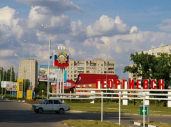 Трем семьям в Георгиевске помогут купить дома