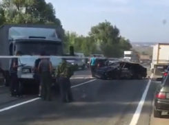 Последствия жесткого ДТП с «четырнадцатой» и грузовиком попали на видео под Ставрополем 