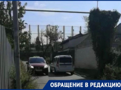 Ученики 11 школы в Ставрополе вынуждены добираться на уроки под угрозой наезда автомобилей