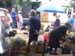 Мусор и крики уличных торговцев по утрам лишили покоя жителей многоквартирного дома в Пятигорске