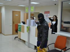 В Минеральных Водах грабитель среди бела дня ограбил банк и ушел восвояси