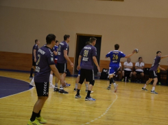   Ставропольские гандболисты уступили соперникам в первой полуфинальной игре