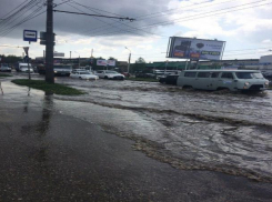 Автомобили «поплыли» по улице Кулакова из-за забитых ливневок в Ставрополе