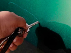 Скучающий мужчина под камерами наблюдения поцарапал машину соседа в Ставрополе