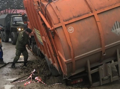 Мусоровоз провалился под землю в Пятигорске