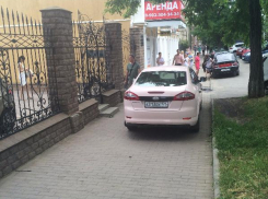 Паркуюсь, как хочу: автоледи на розовой иномарке заняла тротуар в центре Ставрополя