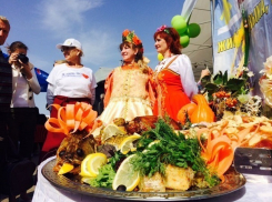 Осенние лакомства бесплатно отведали горожане на фестивале еды в Ставрополе 