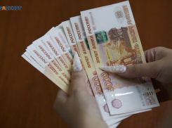 В каких сферах зарплаты на Ставрополье внезапно пробили сотню тысяч рублей