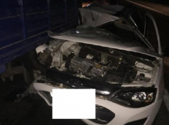 «Залетевшая» под КамАЗ «Веста» стала причиной смерти пассажирки и госпитализации еще четырех человек под Минводами